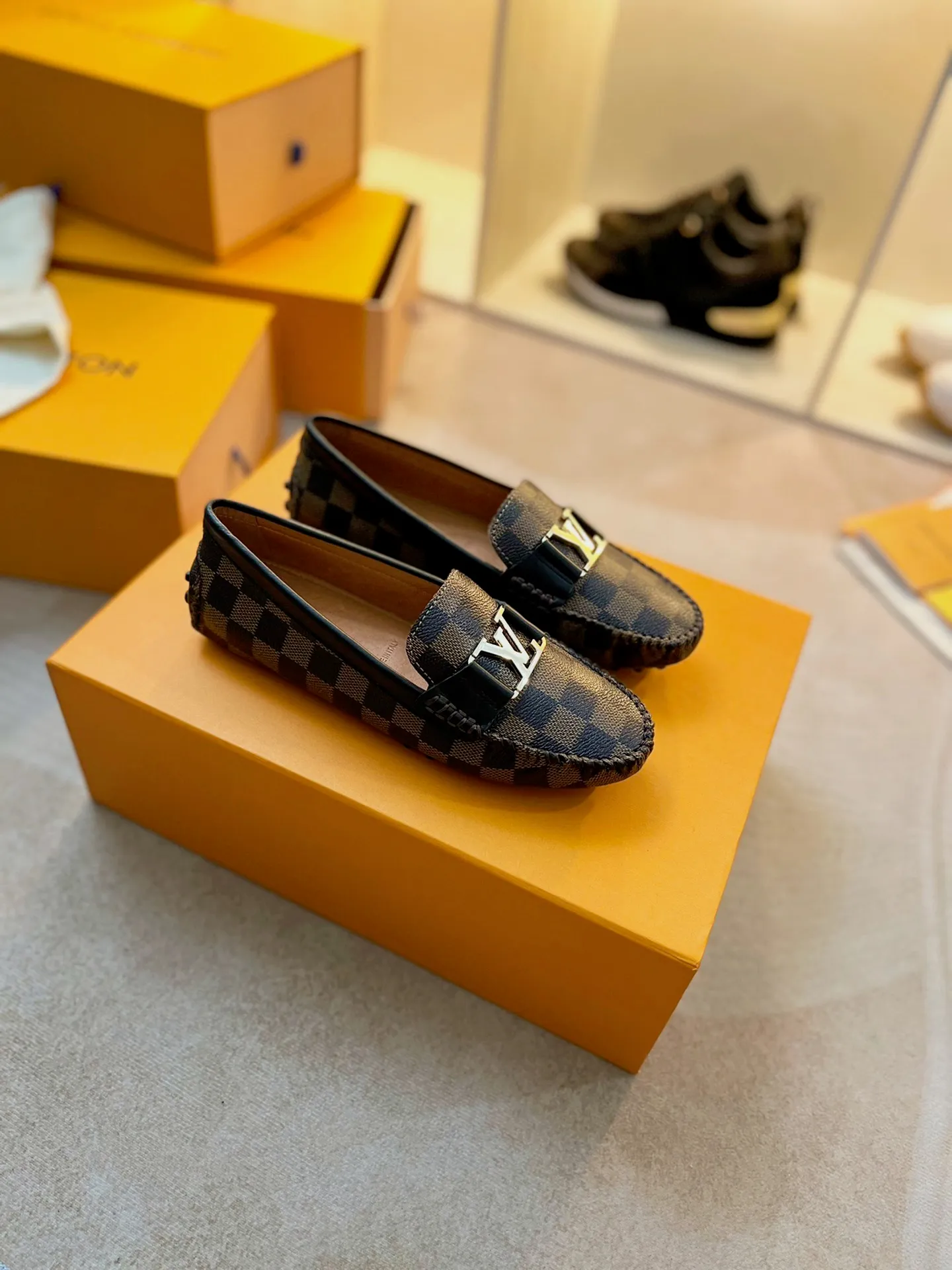 p460💰Couple model❤️🇫🇷 𝙇𝙤𝙪𝙞𝙨 𝙑𝙪𝙞𝙩𝙩𝙤𝙣 🇫🇷Louis Vuitton 2023 Classic𝓛𝓿 𝓣𝓻𝓪𝓲𝓷𝓮𝓻 Sports Series ➪➪➪¯ [Arizona Doudou Shoes Series] ▪️▪️▪️Arizona slip-on shoes are made of Monogram Eclipse canvas. Its hand-painted and dyed edges and hand-sewn uppers fully demonstrate Louis Vuitton's traditional shoemaking craftsmanship. This slip-on shoe is very lightweight. The integrated tongue and upper make it particularly comfortable and flexible. The soft outsole is equipped with rubber padding. Decorated with matching sash. Detailed features: ☑️Monogram Eclipse canvas ☑️Black Eclipse pattern ☑️Hand-painted shoe edges ☑️Hand-sewn uppers (each pair takes time to process) ☑️Integrated tongue and upper construction ☑️Outsole equipped with rubber lining ☑️size: 35_46
